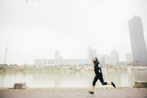 Österreich, Wien, Mann joggt auf der Donauinsel - AIF000205