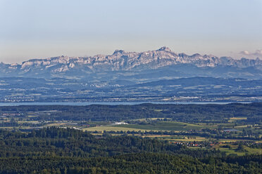 Deutschland, Baden-Württemberg, Blick vom Heiligenberg über den Bodensee in Richtung Säntis-Massiv - SIEF006920