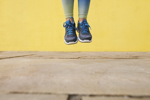 Spanien, Barcelona, joggende Frau, springen, Laufschuhe - EBSF001227