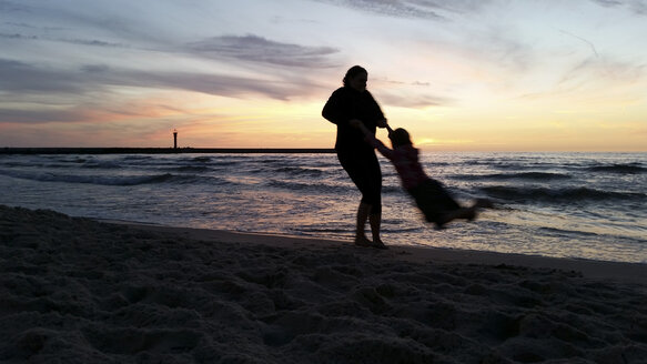 Mutter und Tochter am Strand, Ostsee, Mrzezyno, Polen - BFRF001732