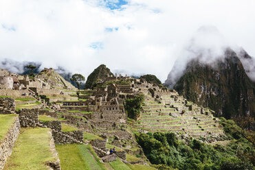 Peru, Machu Picchu Inca ruins in the morning with Huayna Picchu surrounded by fog - GEMF000621