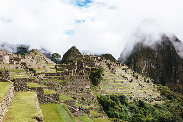 Peru, Machu Picchu Inka-Ruinen am Morgen mit Huayna Picchu im Nebel - GEMF000621