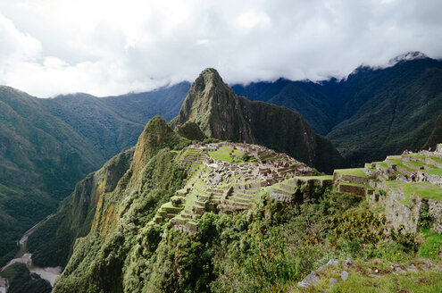 Peru, die Zitadelle Machu Picchu und der Berg Huayna Picchu mit dem Fluss Urubamba - GEMF000625