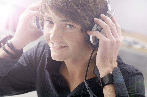 Portrait of smiling teenage boy with headphones - GUFF000177