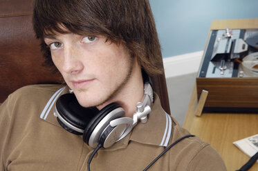 Porträt eines Teenagers mit Kopfhörern - GUFF000187