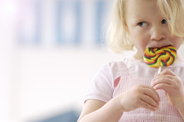 Porträt eines kleinen blonden Mädchens mit Lollipop - GUFF000206