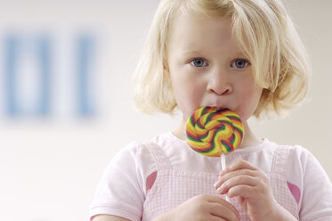 Portrait of little blond girl with lollipop - GUFF000207