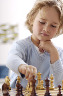 Porträt eines kleinen Jungen beim Schachspielen - GUFF000212