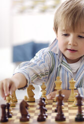 Porträt eines kleinen Jungen beim Schachspielen - GUFF000213