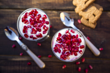 Desserts in glasses, pomegranate seeds yogurt and speculoos - SARF002438