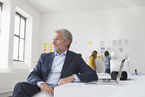 Geschäftsmann im Büro denkt nach - RBF003992