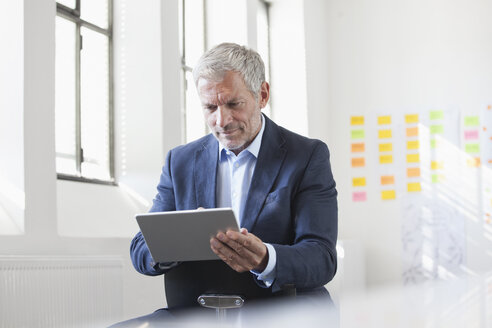 Geschäftsmann im Büro mit digitalem Tablet - RBF004001