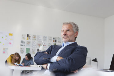 Geschäftsmann im Büro denkt nach - RBF004004