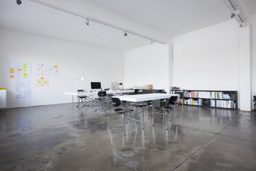 Empty conference room - RBF004014