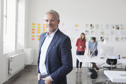 Porträt eines selbstbewussten Geschäftsmannes im Büro - RBF004018