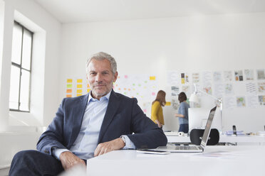 Porträt eines selbstbewussten Geschäftsmannes im Büro - RBF004056