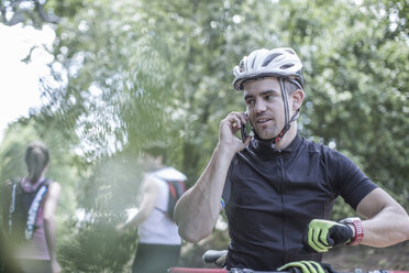 Mann auf Fahrradtour im Wald telefoniert mit Handy - ZEF007905