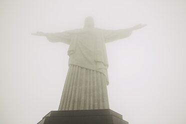 Brasilien, Rio de Janeiro, Christus der Erlöser im Nebel - MFF002592