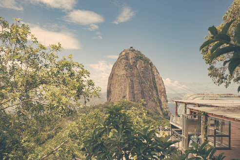 Brazil, Rio de Janeiro, view to Sugarloaf Mountain with ropeway station on Morro da Urca - MFF002603