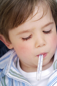 Porträt eines kleinen Jungen mit Fieberthermometer im Mund - GUFF000219