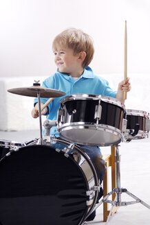 Lächelnder kleiner Junge spielt Schlagzeug - GUFF000227