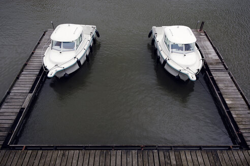 Germany, Duesseldorf, two similar motor yachts moored at jetty of Media Harbour - GUFF000232