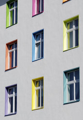 Deutschland, Düsseldorf, Hausfassade mit verschiedenfarbigen Schildern - GUFF000233