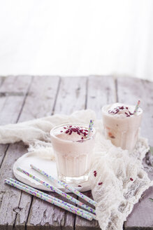 Zwei Gläser Vanillemilchshake mit getrockneten Himbeeren - SBDF002636