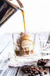 Zubereitung von Affogato al caffe - SBDF002640