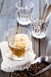 Ein Glas Affogato al caffe - SBDF002641