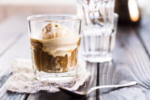 Ein Glas Affogato al caffe - SBDF002644