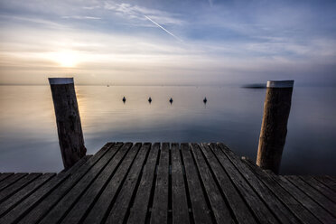 Italien, Lombardei, Sirmione, Steg am Gardasee - DAWF000470