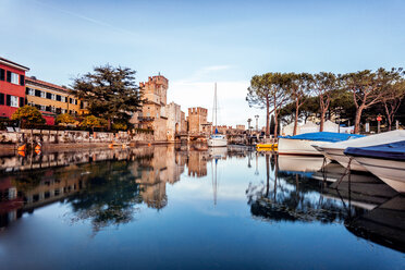 Italien, Lombardei, Sirmione, Segelschiffe im Hafen - DAWF000471