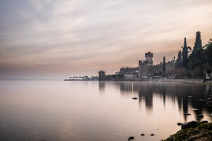 Italien, Lombardei, Sirmione, Sihouetten von Gebäuden am Gardasee - DAWF000474