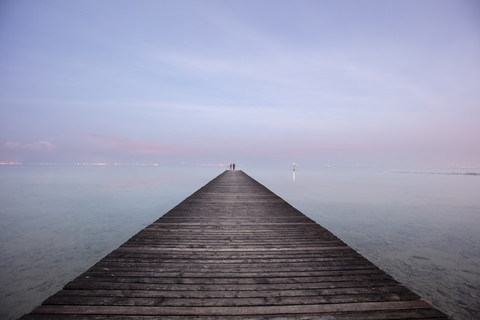 Italien, Lombardei, Sirmione, Steg am Gardasee, lizenzfreies Stockfoto