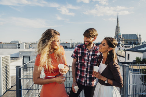 Österreich, Wien, Junge Leute beim Feiern auf der Dachterrasse, lizenzfreies Stockfoto