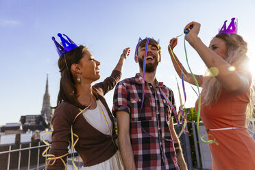 Österreich, Wien, Junge Leute beim Feiern auf der Dachterrasse - AIF000241