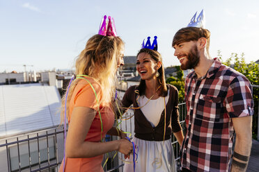 Österreich, Wien, Junge Leute beim Feiern auf der Dachterrasse - AIF000242