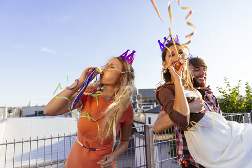 Österreich, Wien, Junge Leute beim Feiern auf der Dachterrasse - AIF000243