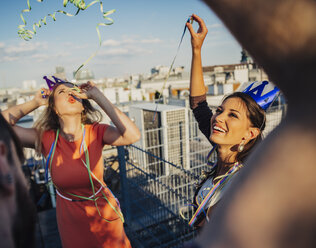 Österreich, Wien, Junge Leute beim Feiern auf der Dachterrasse - AIF000244