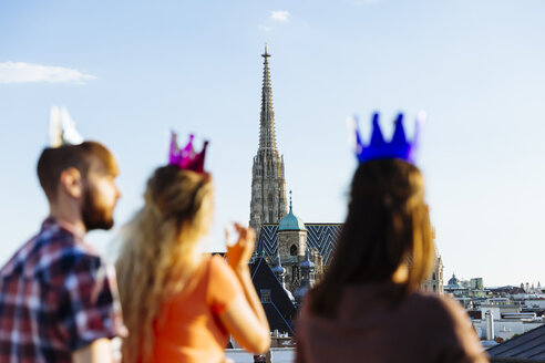 Österreich, Wien, Junge Leute beim Feiern auf der Dachterrasse - AIF000246