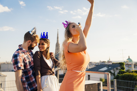 Österreich, Wien, Junge Leute beim Feiern auf der Dachterrasse, lizenzfreies Stockfoto
