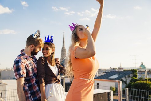 Österreich, Wien, Junge Leute beim Feiern auf der Dachterrasse - AIF000247