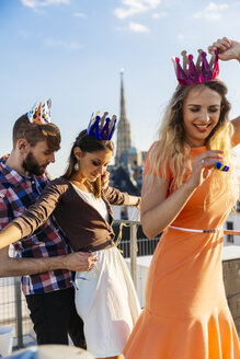 Österreich, Wien, Junge Leute beim Feiern auf der Dachterrasse - AIF000249