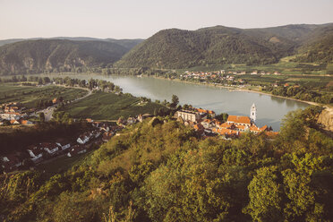 Österreich, Wachau, Dürnstein, Kloster Dürnstein mit blauer Turmspitze an der Donau - AIF000254
