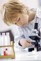 Porträt eines blonden kleinen Jungen mit Mikroskop - GUFF000238