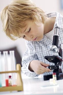 Portrait of blond little boy using microscope - GUFF000238