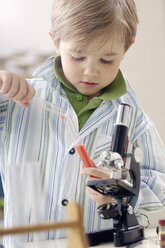 Porträt eines kleinen Jungen mit Reagenzgläsern und Mikroskop - GUFF000244