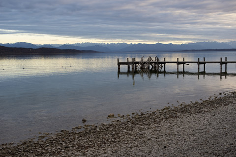 Deutschland, Bayern, Alpen, Zugspitze, Starnberger See, Schiffsbrücke am Abend, Panorama, lizenzfreies Stockfoto