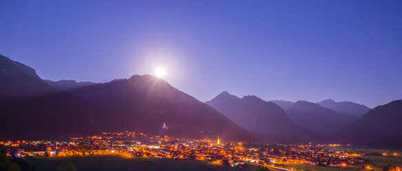 Deutschland, Bayern, Allgäuer Alpen, Oberstdorf bei Nacht, Vollmond - WGF000827